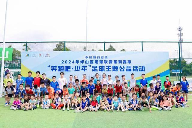 姚明携父母出席亲戚婚礼，亲民形象引发热议